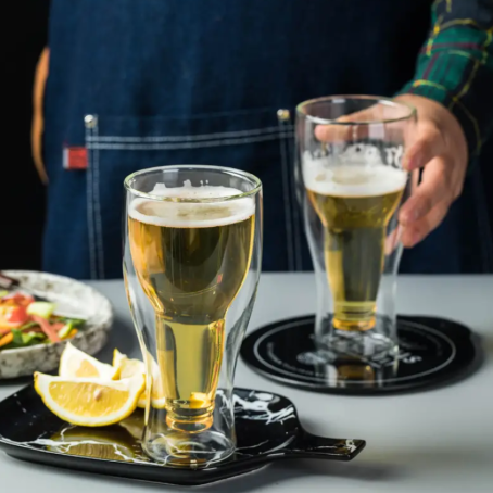 Cană de bere tematică cu pereți dubli și formă de sticlă încorporată, 350 ml