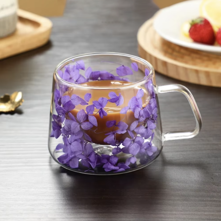 Cană elegantă cu pereți dubli, mâner și flori mov, 200 ml