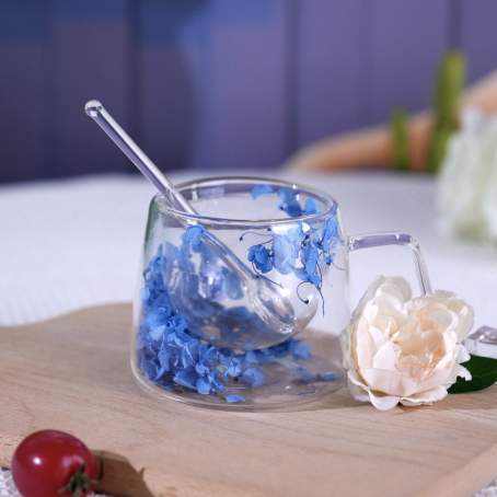 Cană elegantă cu pereți dubli, mâner și flori albastre, 200 ml