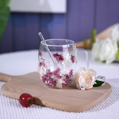 Cană elegantă cu pereți dubli, cu flori mov și albe și mâner, 250 ml