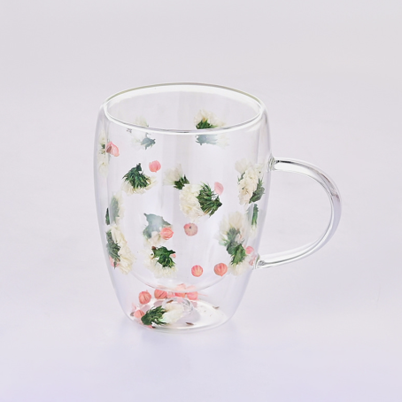 Cană elegantă cu fund dublu, cu flori încorporate în alb, roz și verde, cu mâner, 350 ml