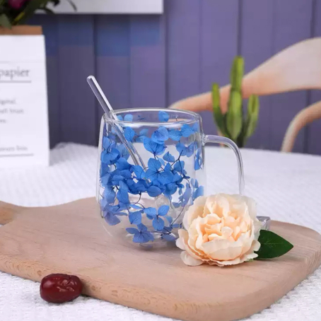 Cană elegantă cu pereți dubli, cu mâner și flori albastre încorporate, 350 ml