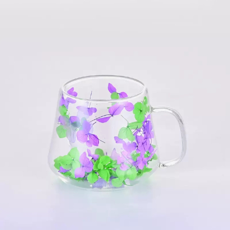 Pahar artistic cu fund dublu și flori verzi și violet încorporate, 200ml
