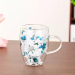 Cană elegantă cu pereți dubli, cu mâner și decorațiuni florale în alb și albastru, 350 ml