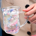Cana fabuloasă cu pereți dubli, cu mâner și flori încorporate în culori delicate, 300 ml