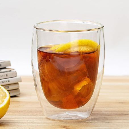 Un castron cu pereți dubli pentru o cafenea și ceai de 250 ml este convenabil