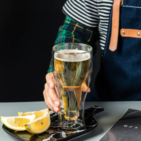 Cană de bere tematică cu pereți dubli și formă de sticlă încorporată, 450 ml