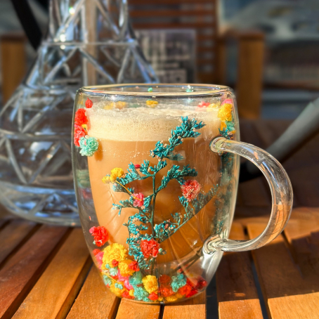 Cană elegantă multicoloră cu pereți dubli, cu mâner și flori încorporate, 200 ml