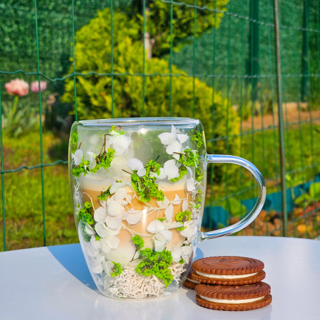 Cană cu pereți dubli, cu design elegant de flori verzi și albe încorporate și mâner, 350 ml