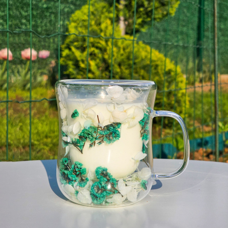 Cană elegantă cu pereți dubli, cu flori albe și verzi încorporate – 400 ml, design floral
