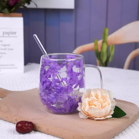 Cană elegantă cu pereți dubli, cu mâner și flori mov încorporate, 350 ml