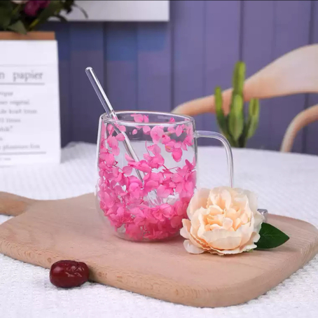 Cană elegantă cu pereți dubli, cu mâner și flori roz încorporate, 350 ml
