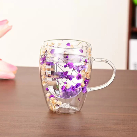 Ceșcă dublu-perete elegantă cu toartă și flori încorporate în mov și alb, 350 ml