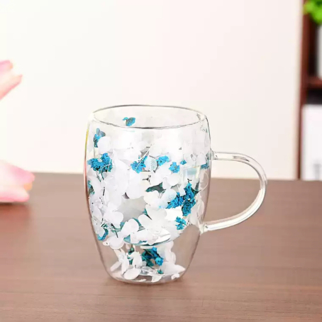 Cană elegantă cu pereți dubli, cu mâner și decorațiuni florale în alb și albastru, 350 ml