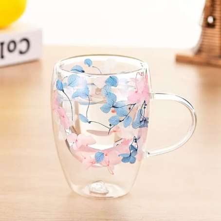 Cană elegantă cu pereți dubli, cu flori încorporate în culori delicate, 350 ml