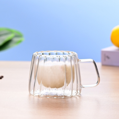 Cană cu pereți dubli în relief și mâner - design compact și elegant, 220 ml