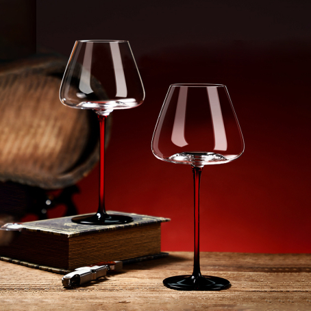 Set Burgundy - 2 pahare cristal pentru vin roșu cu picior elegant de culoare roșie, 710 ml