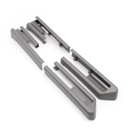 Capace decorative gri pentru șinele scaunelor la BMW Seria 5 și Seria 7 (modelele F10, F11, F07, F01, F02) fabricate între anii 2008 și 2014.