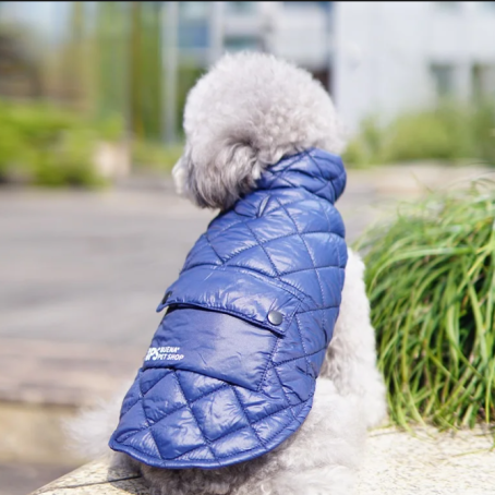 Jachetă albastră călduroasă pentru câini, cu protecție impermeabilă, design elegant matlasat și buzunar la spate