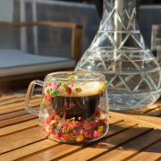 Cană cu pereți dubli și mâner cu flori multicolore încorporate 200 ml