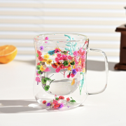Cană cu pereți dubli cu flori multicolore și mâner, 400 ml