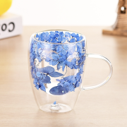 Cană elegantă cu fund dublu, cu flori încorporate, albastră, cu mâner, 350 ml
