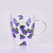 Cană elegantă cu fund dublu, cu flori încorporate în violet și verde, cu mâner, 350 ml