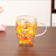 Cană elegantă cu fund dublu, cu flori încorporate în galben și portocaliu, cu mâner, 350 ml