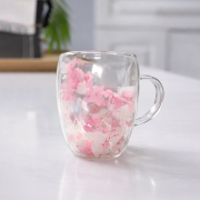 Pahar romantic cu fund dublu, flori multicolore încorporate și mâner, 350 ml