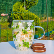 Cană cu pereți dubli, cu design elegant de flori verzi și albe încorporate și mâner, 350 ml
