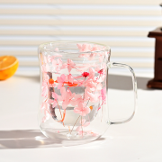 Cană delicată cu pereți dubli și flori roz încorporate – design floral, 400 ml
