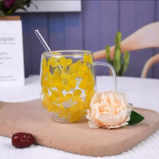 Cană elegantă cu pereți dubli, cu mâner și flori galbene încorporate, 350 ml