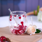 Cană elegantă cu pereți dubli, cu flori roșii și albe încorporate, 350 ml
