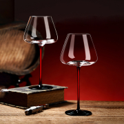 Set Burgundy - 2 pahare cristal pentru vin roșu cu picior elegant de culoare roșie, 710 ml
